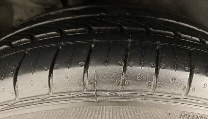 2014 Maruti Ertiga VXI, Petrol, Manual, 94,052 km, Right Rear Tyre Tread