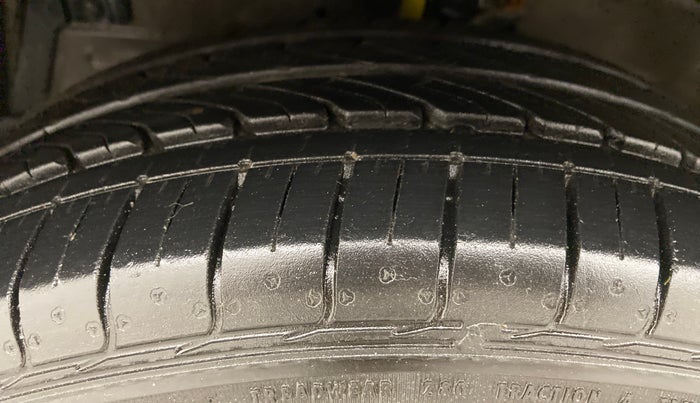 2014 Maruti Ertiga VXI, Petrol, Manual, 94,052 km, Left Front Tyre Tread