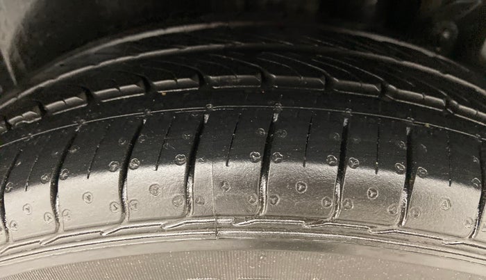 2014 Maruti Ertiga VXI, Petrol, Manual, 94,052 km, Left Rear Tyre Tread
