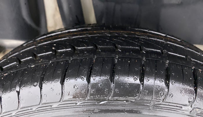 2020 Maruti Swift VXI, Petrol, Manual, 65,675 km, Right Rear Tyre Tread