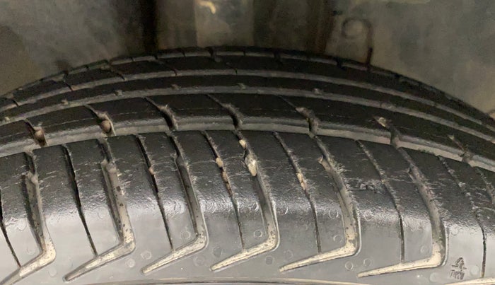 2016 Renault Kwid RXT 1.0, Petrol, Manual, 11,318 km, Right Front Tyre Tread