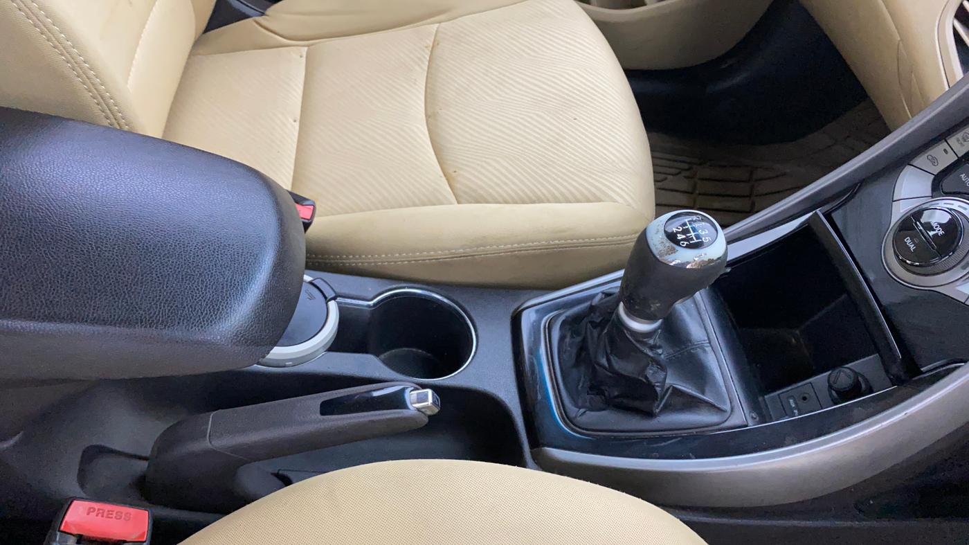 2012 Hyundai New Elantra 1.6 S MT DIESEL, Diesel, Manual, 1,29,639 km, Gear Lever