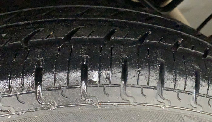 2015 Renault Kwid RXL, Petrol, Manual, 49,860 km, Right Rear Tyre Tread