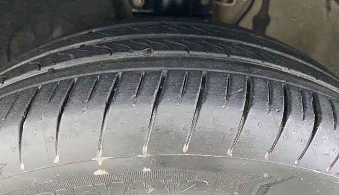 2012 Volkswagen Vento COMFORTLINE MT PETROL, Petrol, Manual, 38,639 km, Left Front Tyre Tread