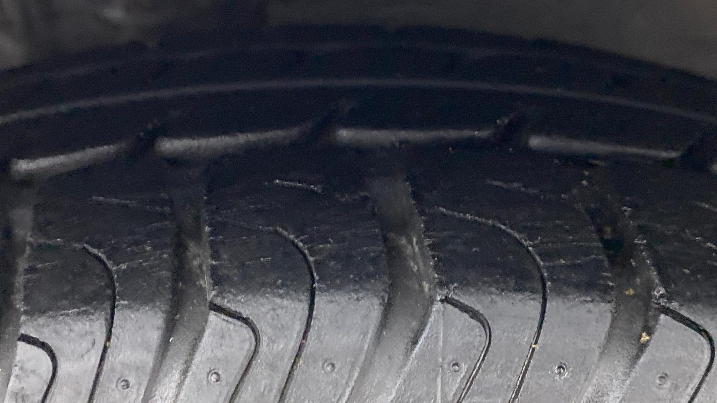 2011 Hyundai i10 ERA 1.1 IRDE, Petrol, Manual, 28,402 km, Left Front Tyre Tread
