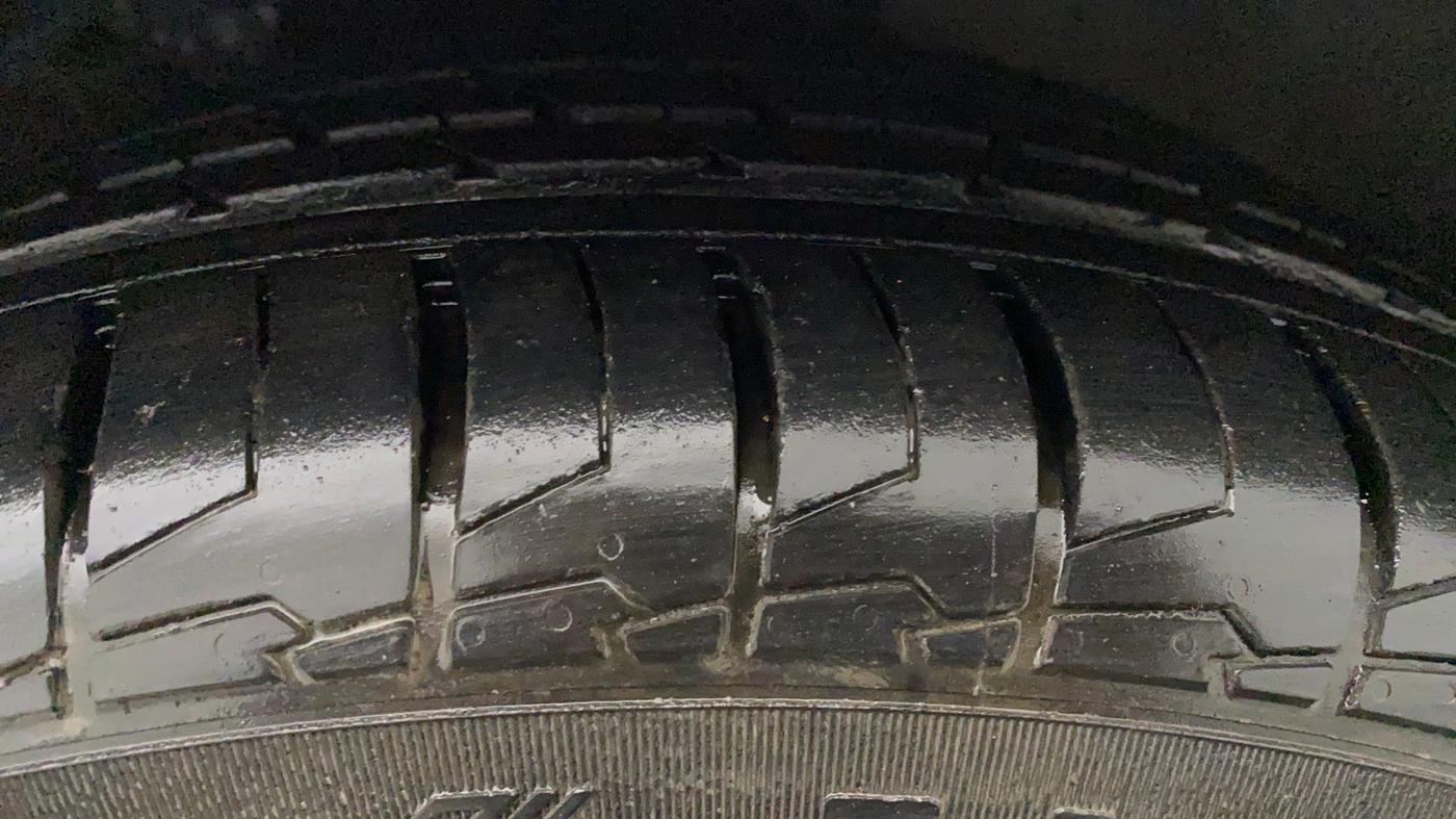 2017 Hyundai New Elantra 2.0 SX(O) AT PETROL, Petrol, Automatic, 26,013 km, Left Front Tyre Tread