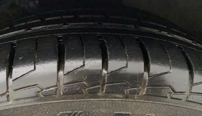 2017 Hyundai New Elantra 2.0 SX(O) AT PETROL, Petrol, Automatic, 26,013 km, Left Front Tyre Tread