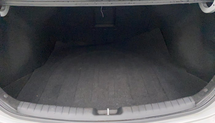 2017 Hyundai New Elantra 2.0 SX(O) AT PETROL, Petrol, Automatic, 26,013 km, Boot Inside