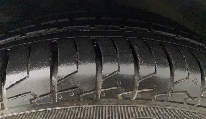 2017 Hyundai New Elantra 2.0 SX(O) AT PETROL, Petrol, Automatic, 26,013 km, Left Rear Tyre Tread