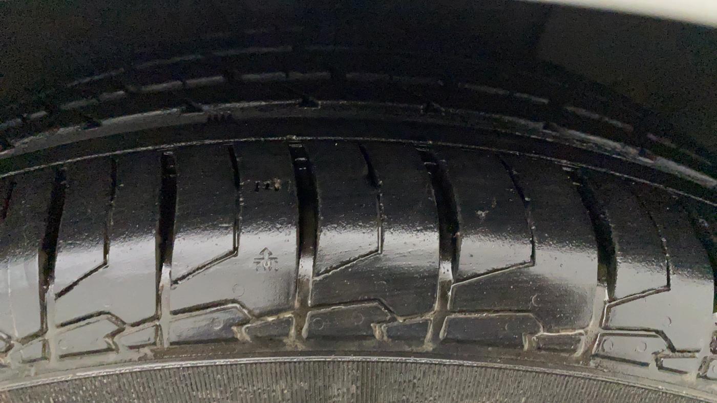 2017 Hyundai New Elantra 2.0 SX(O) AT PETROL, Petrol, Automatic, 26,013 km, Right Front Tyre Tread