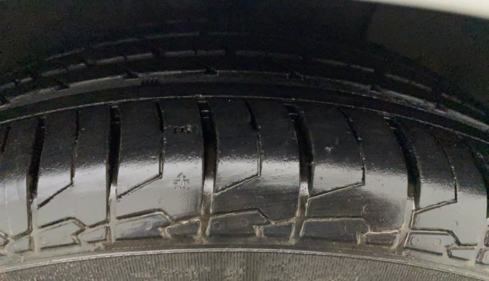 2017 Hyundai New Elantra 2.0 SX(O) AT PETROL, Petrol, Automatic, 26,013 km, Right Front Tyre Tread