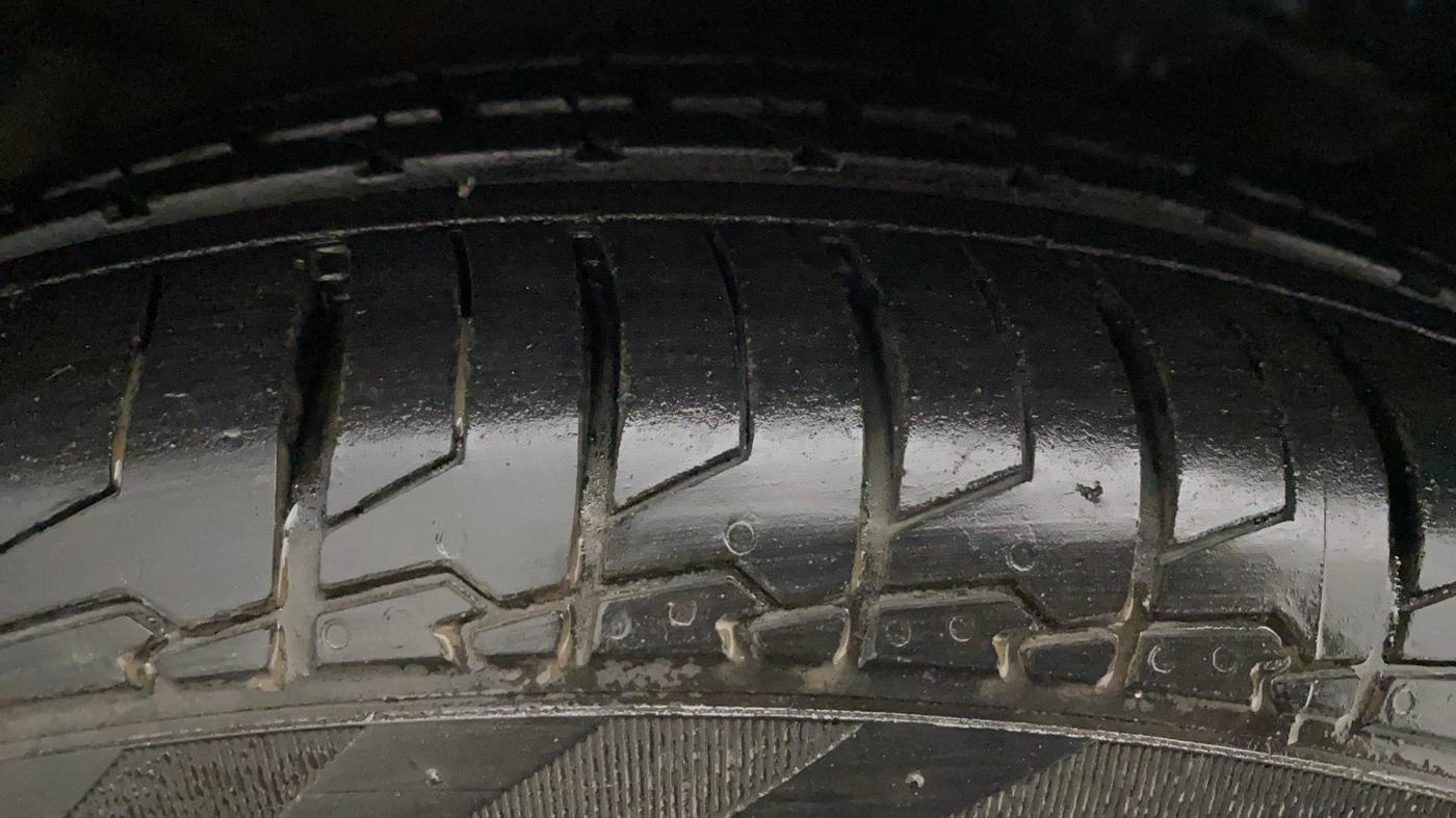 2017 Hyundai New Elantra 2.0 SX(O) AT PETROL, Petrol, Automatic, 26,013 km, Right Rear Tyre Tread