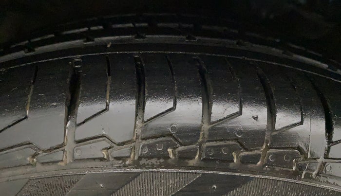 2017 Hyundai New Elantra 2.0 SX(O) AT PETROL, Petrol, Automatic, 26,013 km, Right Rear Tyre Tread
