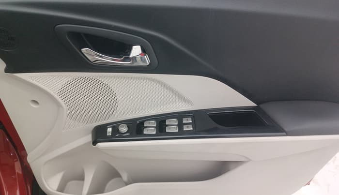 2022 Mahindra XUV300 W8 (O) 1.2 PETROL AMT, Petrol, Automatic, 12,444 km, Driver Side Door Panels Control