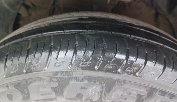 2022 Mahindra XUV300 W8 (O) 1.2 PETROL AMT, Petrol, Automatic, 12,444 km, Left Front Tyre Tread