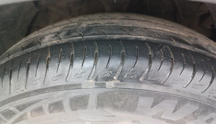 2022 Mahindra XUV300 W8 (O) 1.2 PETROL AMT, Petrol, Automatic, 12,444 km, Right Front Tyre Tread
