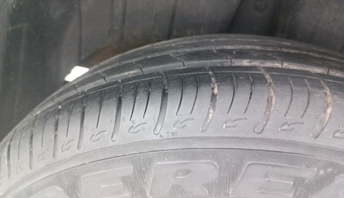 2022 Mahindra XUV300 W8 (O) 1.2 PETROL AMT, Petrol, Automatic, 12,444 km, Right Rear Tyre Tread