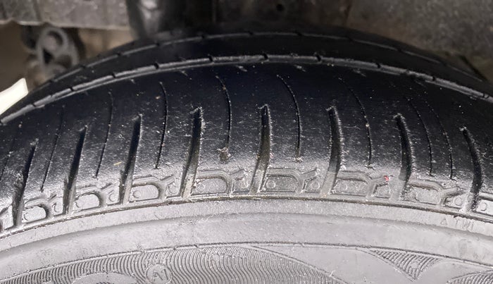 2017 Mahindra Kuv100 K4 D 6 STR, Diesel, Manual, 36,449 km, Right Rear Tyre Tread