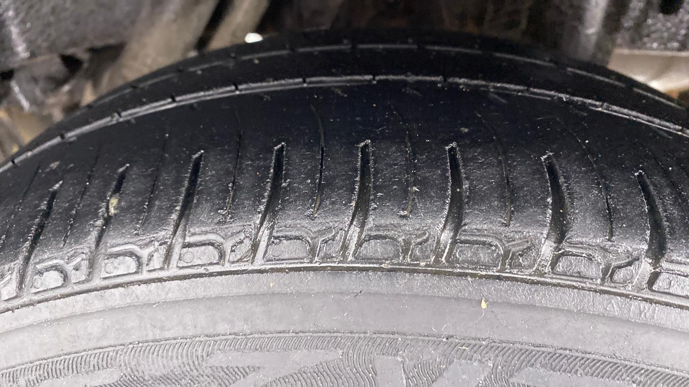 2017 Mahindra Kuv100 K4 D 6 STR, Diesel, Manual, 36,449 km, Left Rear Tyre Tread