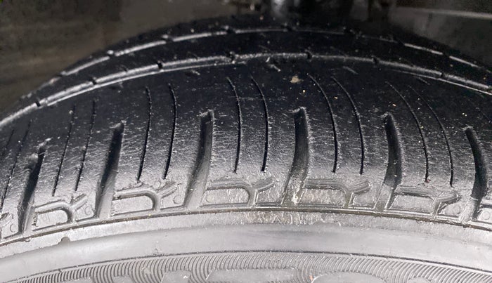 2017 Mahindra Kuv100 K4 D 6 STR, Diesel, Manual, 36,449 km, Right Front Tyre Tread