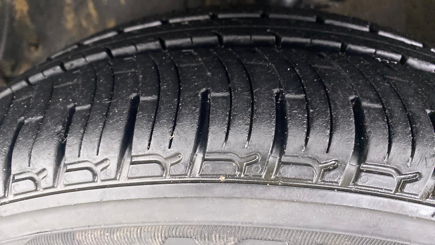 2017 Mahindra Kuv100 K4 D 6 STR, Diesel, Manual, 36,449 km, Left Front Tyre Tread