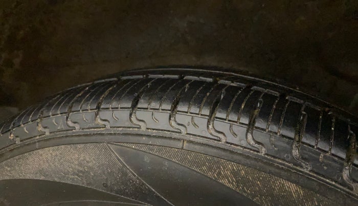 2016 Maruti Wagon R 1.0 VXI AMT, Petrol, Automatic, 64,867 km, Left Rear Tyre Tread