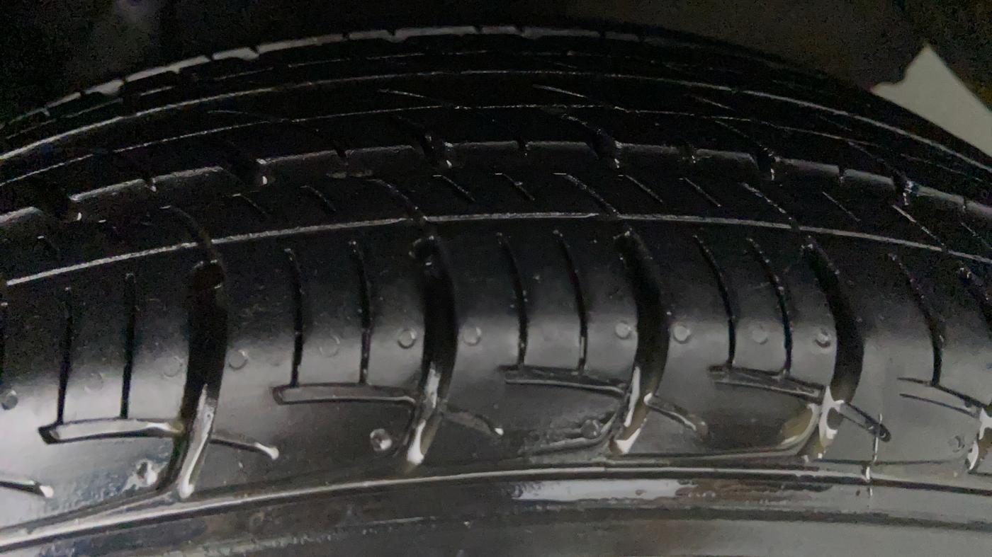 2014 Maruti Ciaz ZXI, Petrol, Manual, 80,695 km, Left Front Tyre Tread