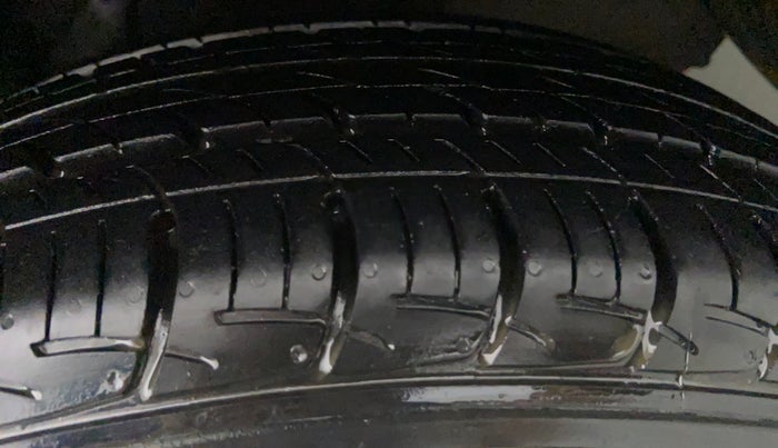 2014 Maruti Ciaz ZXI, Petrol, Manual, 80,695 km, Left Front Tyre Tread
