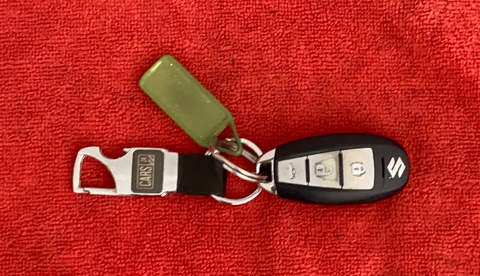 2014 Maruti Ciaz ZXI, Petrol, Manual, 80,695 km, Lock system - Keyless sensor not working