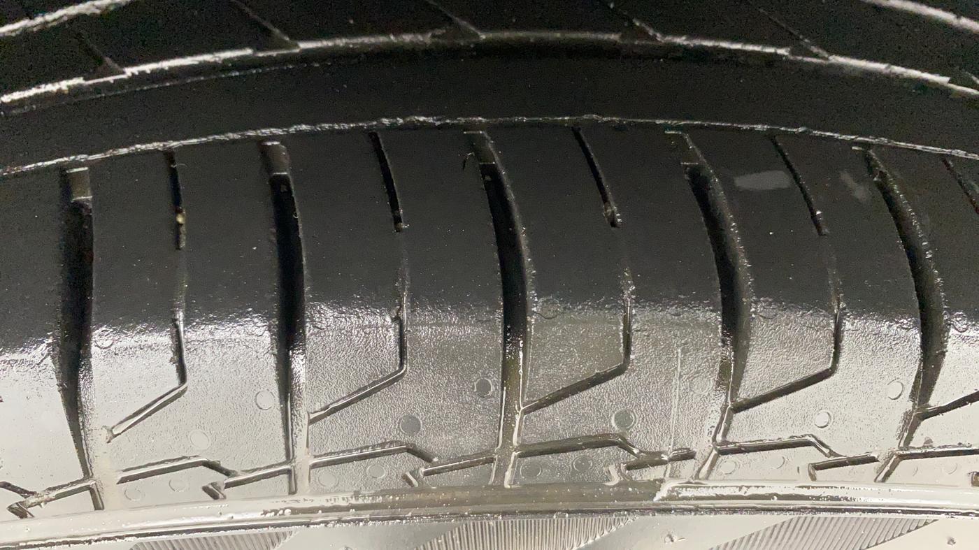 2016 Hyundai Creta SX PLUS AT 1.6 PETROL, Petrol, Automatic, 1,10,724 km, Right Rear Tyre Tread