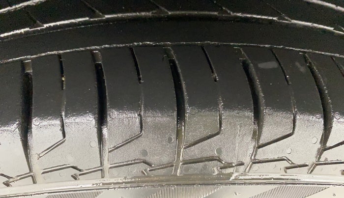 2016 Hyundai Creta SX PLUS AT 1.6 PETROL, Petrol, Automatic, 1,10,653 km, Right Rear Tyre Tread