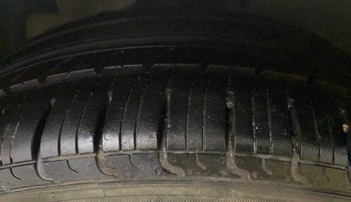 2013 Maruti Ertiga ZDI, Diesel, Manual, 75,488 km, Left Front Tyre Tread