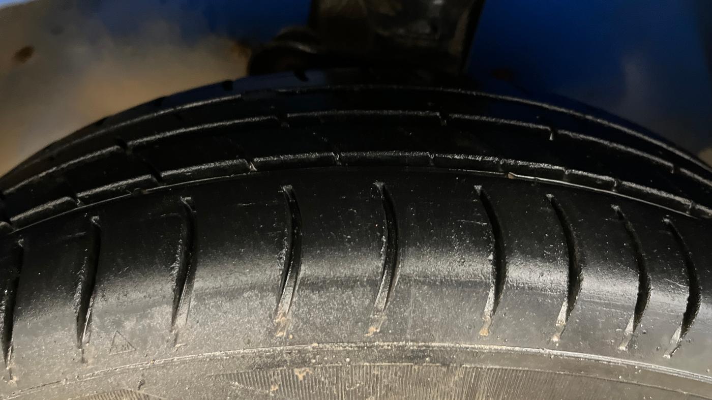 2021 Maruti Eeco 5 STR AC CNG, CNG, Manual, 90,993 km, Left Front Tyre Tread