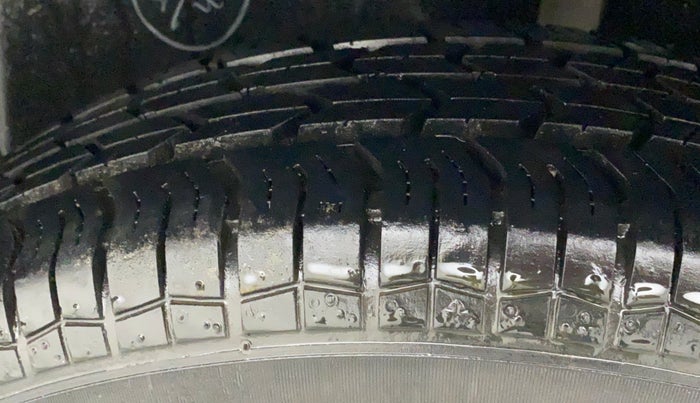 2017 Maruti Swift LXI (O), Petrol, Manual, 6,795 km, Left Rear Tyre Tread