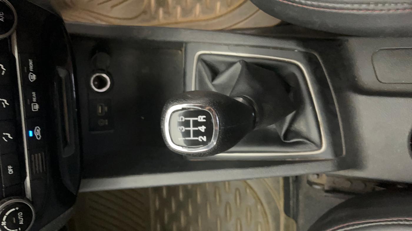 2016 Hyundai Elite i20 ASTA 1.2 (O), Petrol, Manual, 37,425 km, Gear Lever