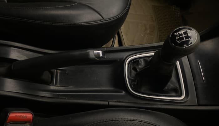 2015 Maruti Ciaz ZXI, Petrol, Manual, 1,05,449 km, Gear Lever