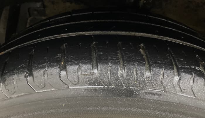 2015 Maruti Ciaz ZXI, Petrol, Manual, 1,05,449 km, Left Front Tyre Tread