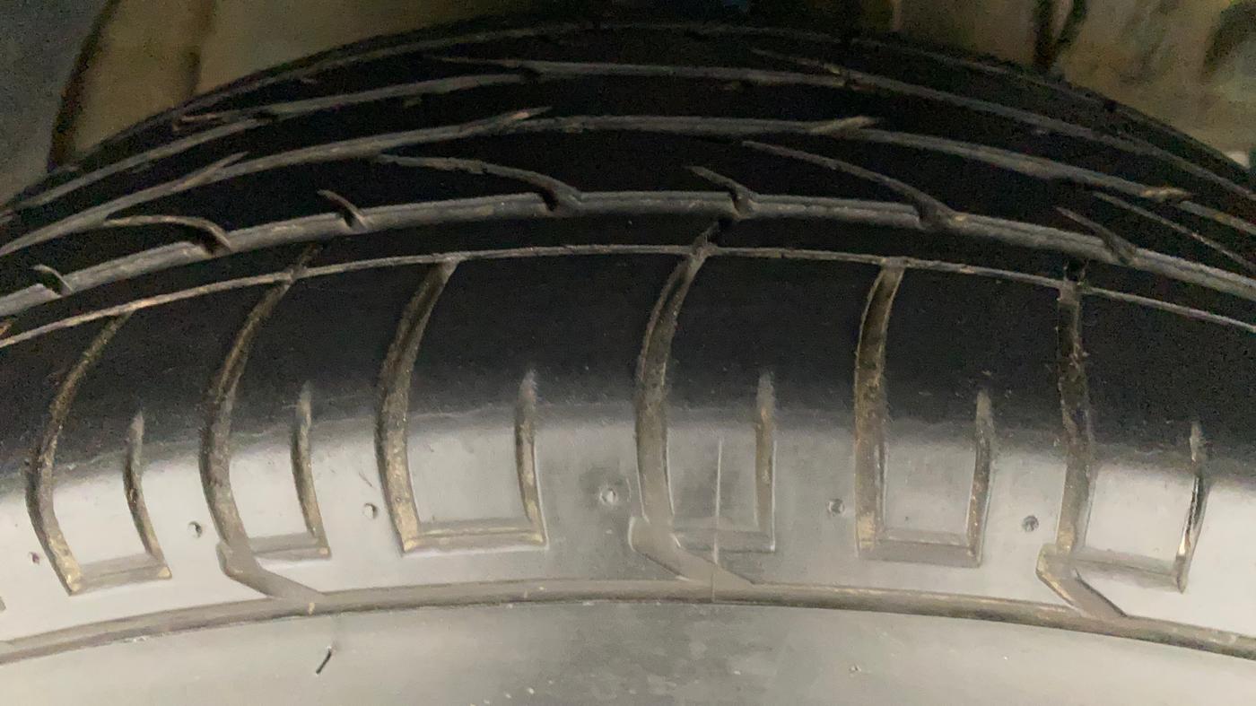 2021 Mahindra XUV300 W6 1.2 PETROL AMT, Petrol, Automatic, 27,484 km, Right Front Tyre Tread