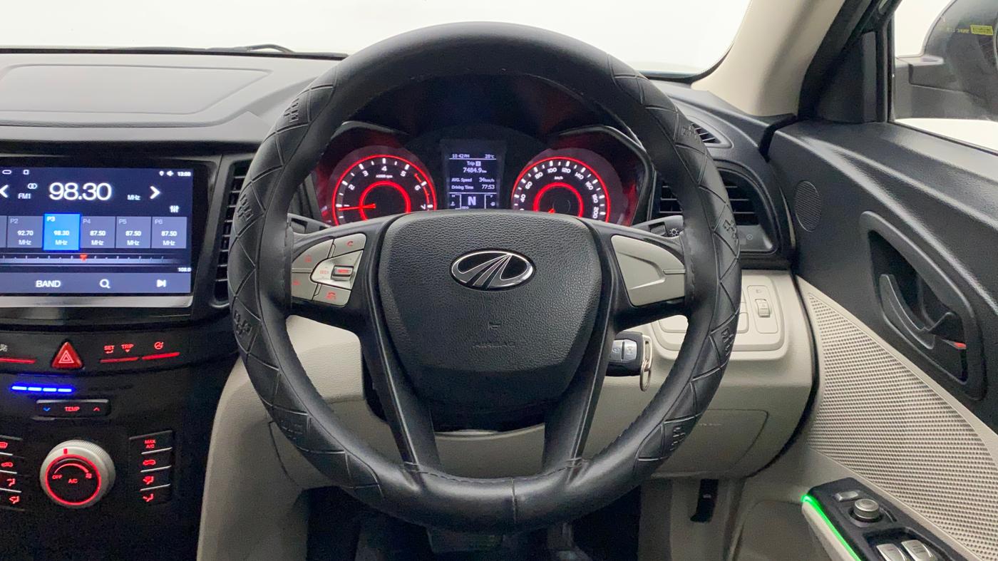 2021 Mahindra XUV300 W6 1.2 PETROL AMT, Petrol, Automatic, 27,484 km, Steering Wheel Close Up