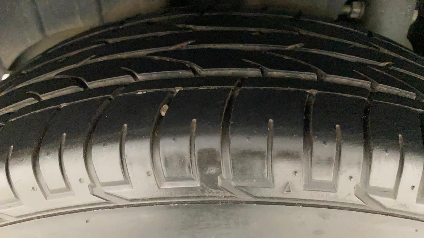 2021 Mahindra XUV300 W6 1.2 PETROL AMT, Petrol, Automatic, 27,484 km, Right Rear Tyre Tread
