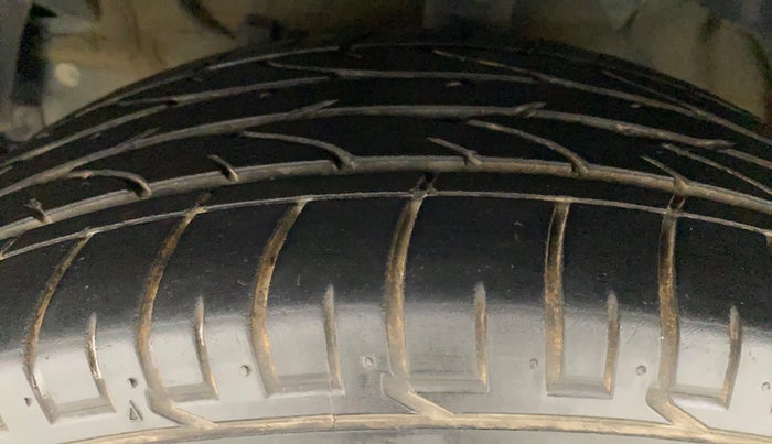 2021 Mahindra XUV300 W6 1.2 PETROL AMT, Petrol, Automatic, 27,484 km, Left Front Tyre Tread