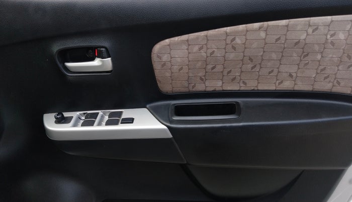 2016 Maruti Wagon R 1.0 VXI, Petrol, Manual, 1,28,845 km, Driver Side Door Panels Control