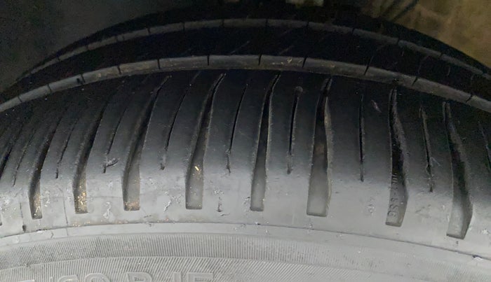 2018 Volkswagen Vento HIGHLINE PETROL AT, Petrol, Automatic, 89,684 km, Left Front Tyre Tread