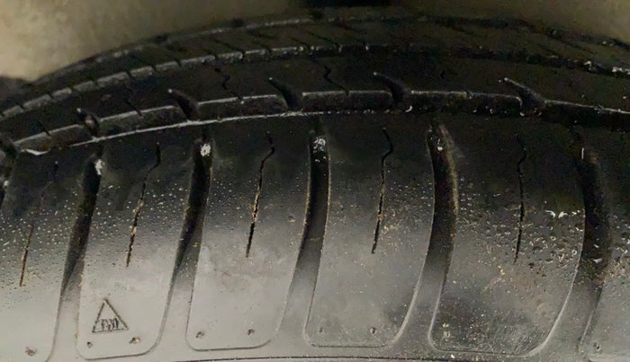 2011 Maruti Ritz VXI, Petrol, Manual, 53,701 km, Right Rear Tyre Tread