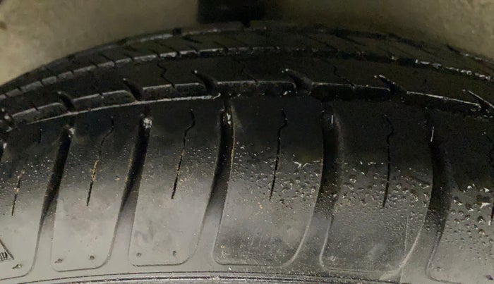 2011 Maruti Ritz VXI, Petrol, Manual, 53,701 km, Right Front Tyre Tread