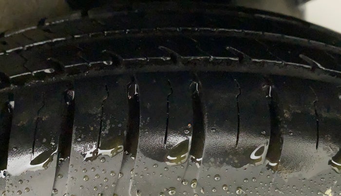 2011 Maruti Ritz VXI, Petrol, Manual, 53,701 km, Left Rear Tyre Tread