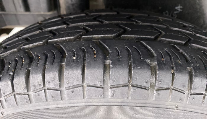 2016 Maruti Swift VXI D, Petrol, Manual, 24,404 km, Right Rear Tyre Tread