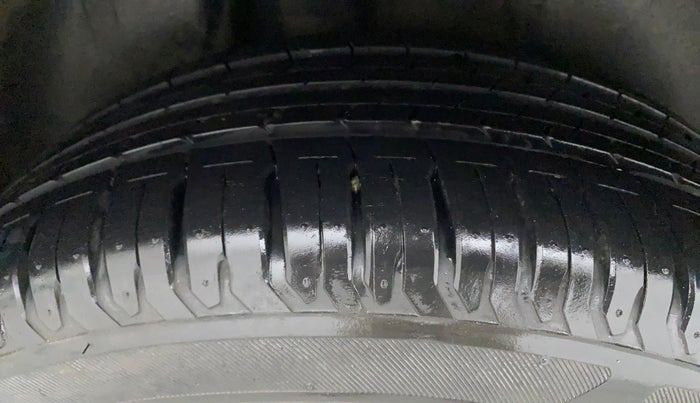 2011 Volkswagen Vento HIGHLINE 1.6 MPI, Petrol, Manual, 98,549 km, Right Rear Tyre Tread