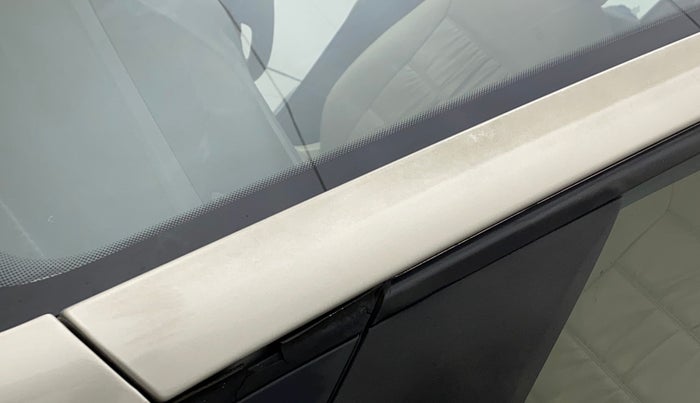 2011 Volkswagen Vento HIGHLINE 1.6 MPI, Petrol, Manual, 98,549 km, Left A pillar - Paint is slightly faded