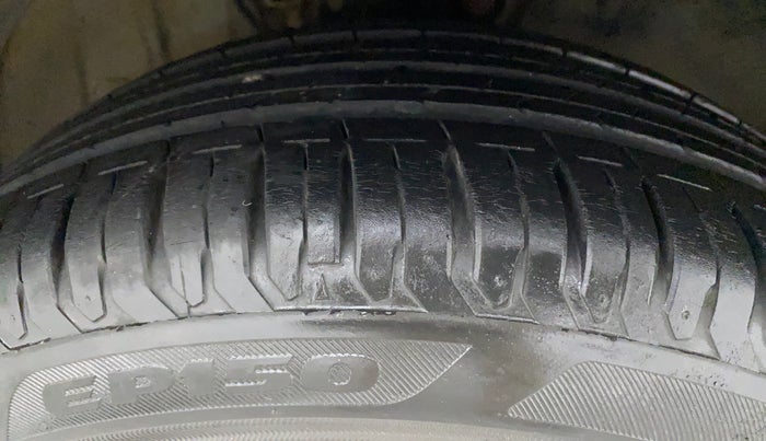 2011 Volkswagen Vento HIGHLINE 1.6 MPI, Petrol, Manual, 98,549 km, Right Front Tyre Tread